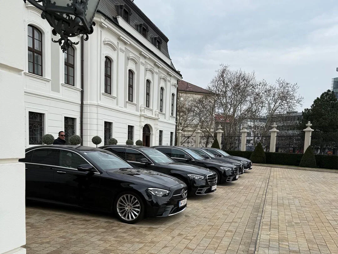 Limousine fleet Airport Transfers Are the Smartest Choice for Travelers
